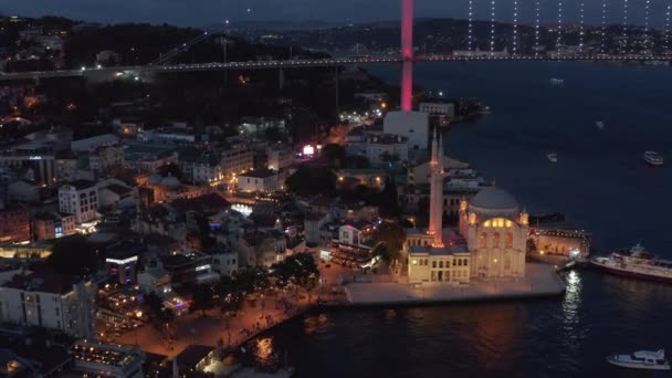 Bella serata nel quartiere di Ortakoy a Istanbul al tramonto dopo il tramonto con moschea vicino all'acqua, lento in avanti aerea — Video Stock