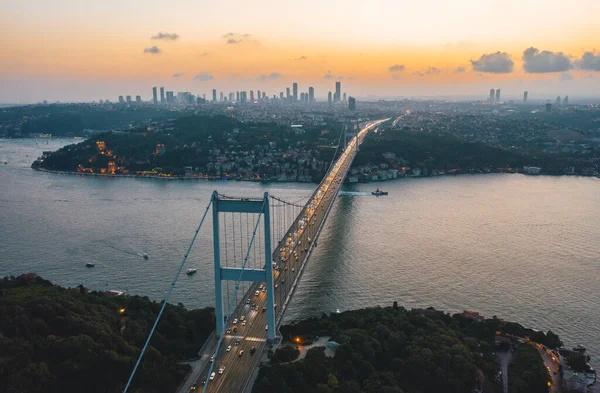İstanbul Boğazı Köprüsü Sunset 'te trafik ışıkları ve City Skyline, Aerial View
