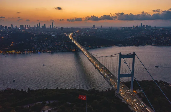 Мост Стамбул Босфор на закате солнца с пробками и городской панорамой, вид с воздуха — стоковое фото