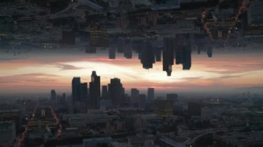 Los Angeles şehir merkezinin soyut aynalı hava perspektifi güzel Kırmızı ve Turuncu Günbatımlı simetrik gökyüzü.