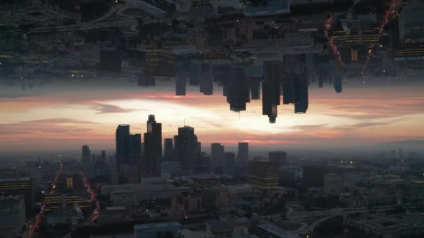 Abstract Mirrored Aerial Perspective of Downtown Los Angeles Skyscraper Skyline simétrico com belo pôr do sol vermelho e laranja — Vídeo de Stock