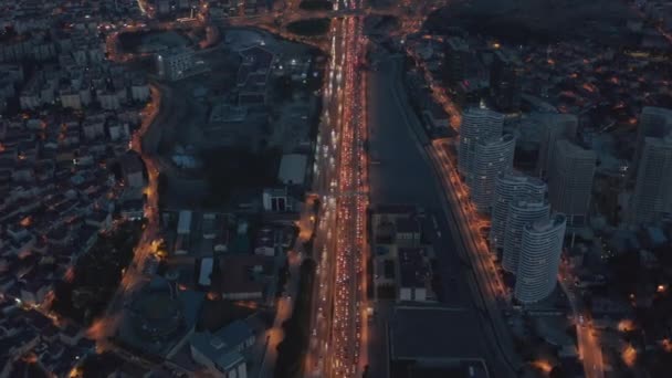Lange snelweg of snelweg 's nachts in Istanbul Financial District City eindeloze intro de afstand met Traffic Jam en Rode lichten, Luchtfoto — Stockvideo