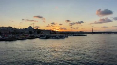 İstanbul, Havada Uçan Kuşlarla Güzel Altın Saatlik Gün batımında Boğaz Kıyısında Vuruldu