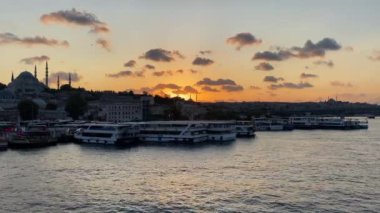 İstanbul Boğazı 'nda Güzel Altın Saat Günbatımında Su ve Kuşlar Üzerinde Tekneler Uçuyor, Statik