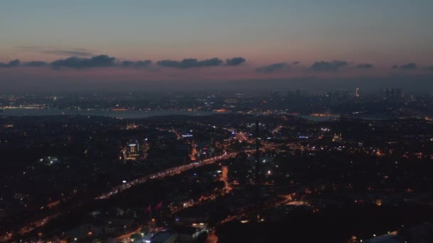 Istanbul di notte con luci della città e la bandiera turca sventola, prospettiva aerea — Video Stock