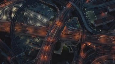 İstanbul Finansal Bölgesinde Gece Otoyol Trafiğiyle Büyük Otoyol Kavşağı