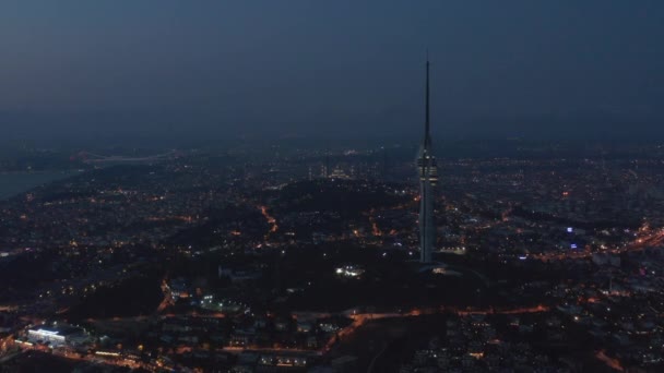 Široký pohled na obrovské nové televizní věž v Istanbulu s mešitou na kopci v pozadí v noci, letecké Drone Shot — Stock video