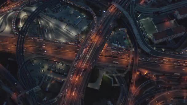 Énorme échangeur d'autoroute la nuit avec le trafic automobile dans le quartier financier d'Istanbul — Video