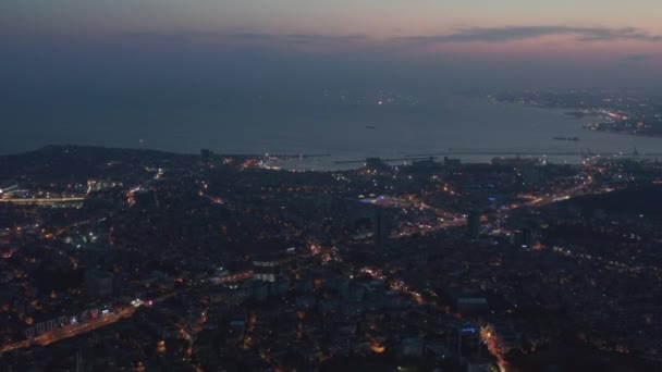 Miejski krajobraz Stambułu w nocy z widokiem na Bosfor, zjeżdżalnia Dolly z powietrza w prawo — Wideo stockowe