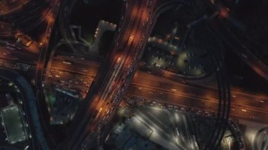 Trafikte sıkışan çoklu şeritli otoyol manzaralı, kuş bakışı hava manzaralı.
