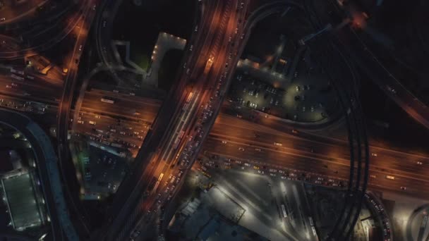 Vista panoramica della strada autostradale a più corsie di notte con ingorgo stradale, vista aerea sopraelevata Birds Eye — Video Stock