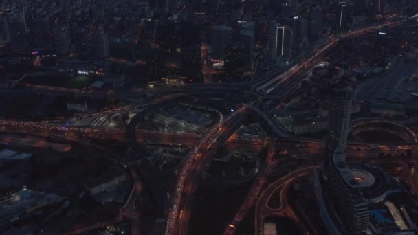 Traffico in ingorgo sulla superstrada enorme Intersezione a Istanbul al tramonto, Inclinazione in avanti aerea verso il basso — Video Stock