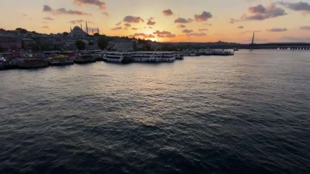 スローティルアップは、モスクやボートで美しい夕日で黄金の角のボスポラスとイスタンブールの街の風景を明らかに,シーガルズは飛ぶことによって — ストック動画