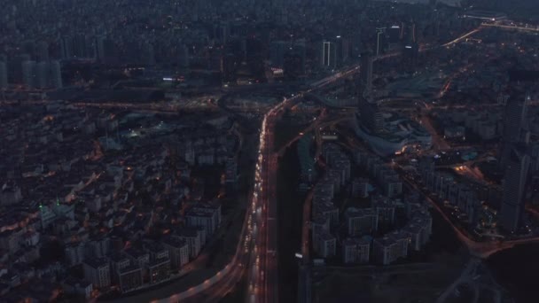 从空中看伊斯坦布尔州际公路夜间交叉口黄昏时的车流 — 图库视频影像