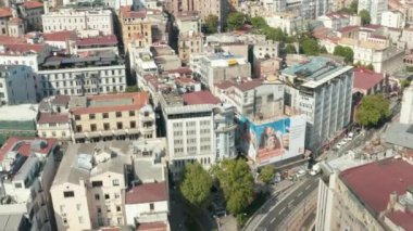 İstanbul Şehir Sokakları, Güneşli bir günde Taksim 'deki Galata Kulesi' ni gözler önüne sermek için eğiliyor.