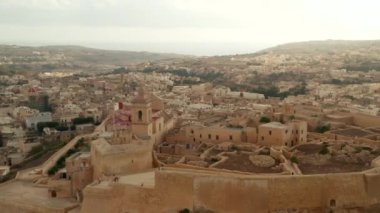 Gozo Kalesi Malta Bayrağı dalgalanan Kale güzel kum rengi, hava kaydırağı sağ