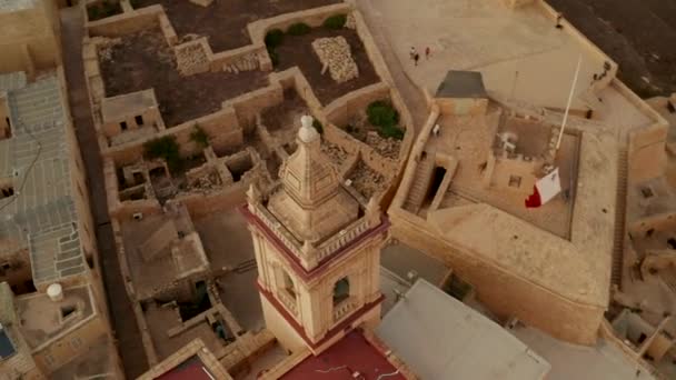 Ruïnes van Gozo Castle Fort op Malta Island met toren in prachtige zand bruine kleur, Luchtfoto Birds Eye View glijbaan rechts — Stockvideo