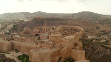 Gozo Kalesi 'ni kurarken Malta Bayrağı güzel kumdan bir kalede sallanıyordu.