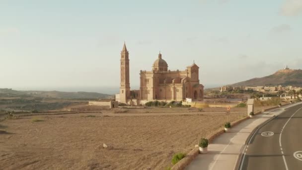 Ta Pinu Basilica Castle in dry Country of Gozo Island, Malta im Sand Brown color, Beautiful Aerial Καθιέρωση Shot forward — Αρχείο Βίντεο