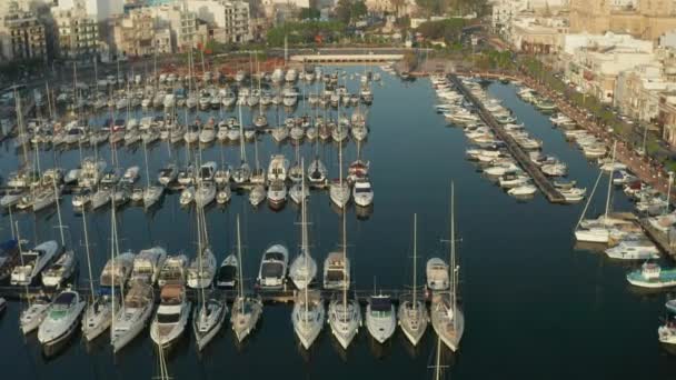 马耳他岛小城镇港口的帆船，俯瞰空中倾斜的景色 — 图库视频影像