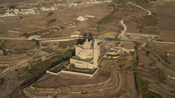 Stabilire ampio colpo di Ta Pinu Chiesa su Gozo, Malta Basilica in mezzo al nulla in bella luce del sole, Vista aerea dall'alto — Video Stock