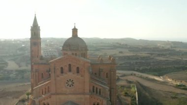 Güzel Kum Kahverengisi Kilisesi Gozo, Malta kırsalında güzel bir öğleden sonra güneşinde,
