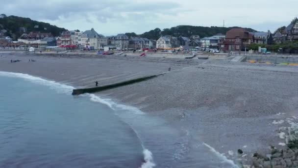 Pequena cidade de praia na França perto de Etretat Cliff — Vídeo de Stock