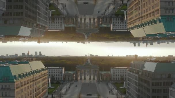 Abstrakte Drohnenaufnahme des leeren Brandenburger Tors in Berlin, Deutschland Gespiegelte symmetrische Ansicht im Nachmittagslicht ohne Menschen — Stockvideo