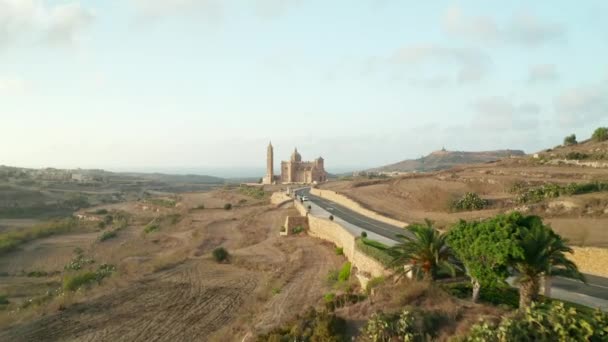 Prachtige Bruine en Beige Gekleurde Kerk Middellandse Zee Platteland op Malta Eiland, Luchtfoto vestiging Schot vooruit Dolly — Stockvideo