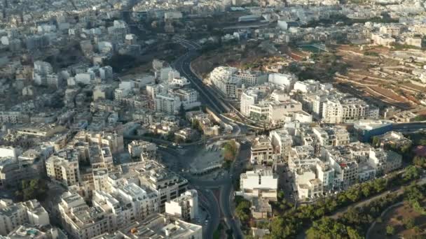 Aerial Wide View perspektifinden Malta şehrinde döner kavşak — Stok video