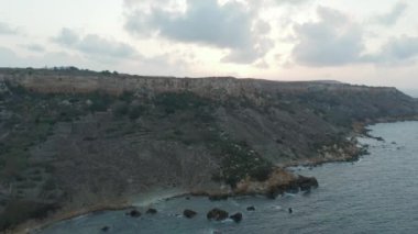 Sunset 'teki Gozo Malta Adası' nın kıyı şeridi, Hava Aracı Perspektifinden Okyanus Dalgaları