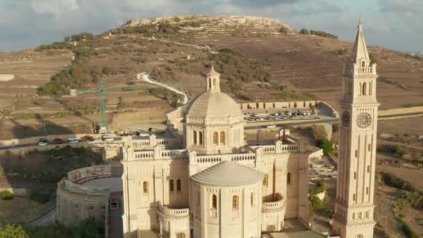 Ta Pinu Kościół Piaszczysta Beżowa Kolorowa Bazylika na wyspie Gozo Mediterranean, Malta w pięknym świetle słonecznym, zjeżdżalnia dla lalek lotniczych w lewo — Wideo stockowe
