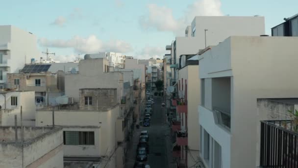Empty Mediterranean City Street in Malta, Luchtfoto voorwaarts dolly op mooie Blue Sky Day — Stockvideo