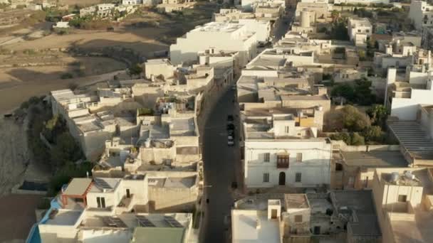 Empty Street pasando por un pequeño pueblo mediterráneo en un país en desarrollo con casas de color arena beige marrón, Drone aéreo delantero Dolly — Vídeo de stock