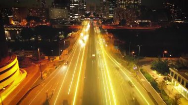Modern kentsel bölgedeki çok şeritli yolun ortasındaki raylarda giden metro trenini takip ediyoruz. Geceleri La Defans 'ta gökdelenler. Paris, Fransa. Arttırılmış gerçeklik görsel efektleri.