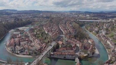 Berns UNESCO 'nun yakaladığı hava manzarası, tarihi kent arazisinde kıvrılan yılan Aare nehrinin yer aldığı ortaçağ şehir manzarasını listeledi..