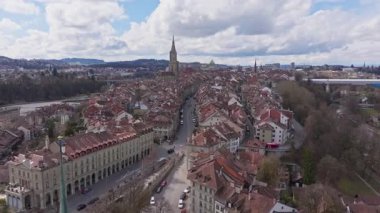 Ortaçağ Bern şehir manzarası ikonik kırmızı kiremitli çatılar, Bern Minster katedrali, İsviçre 'nin tarihi kentsel manzarasını bahar manzarasından vurguluyor..