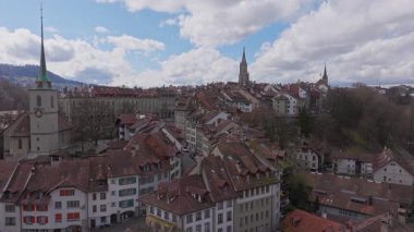 Berns 'in ortaçağ siluetini, tarihi çatıları Nydegg Kilisesi' ni, İsviçre alp panoramasının ortasında yükselen Bakan 'ı görüntüleyen hava manzarası.