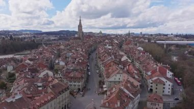 Ortaçağ Bern şehir manzarasını gözler önüne seren hava temizleme manzarası, tarihi bakan dolambaçlı Aare nehri mimari mirasa karşı..