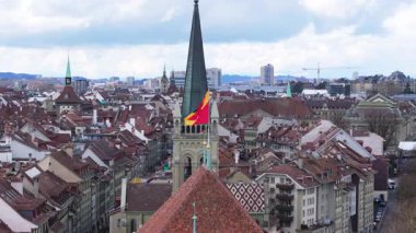 St. Peter ve Paul Kilisesi üzerinde dalgalanan Bernese ulusal bayrağı, Berns 'in tarihi kentsel manzarasını vurguluyor..
