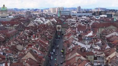 İsviçre, Bern şehrinin Zytglogge astronomik saat kulesi ve havadan bakıldığında kırmızı çatıları yer almaktadır..