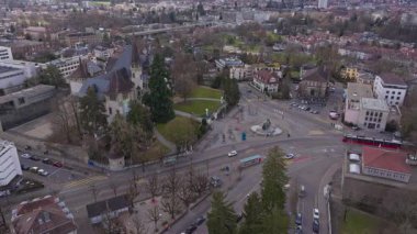 Helvetiaplatz kavşağının hava görüntüsü dinamik şehir hareketliliğini Berns mimari silueti arka planına sahip kırmızı tramvay geçiş caddesini gösteriyor.