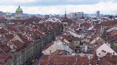 Zytglogge ve Kramgasse ile İsviçre Federal Sarayı 'nın yer aldığı Berns şehir merkezinin panoramik silueti ele geçirildi.