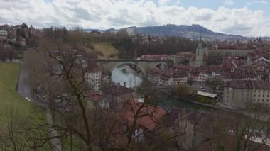 Hava görüntüsü Matte tarihi bölgesi, ortaçağ Bern mimarisi, yılan Aare nehri İsviçre şehir manzarası boyunca akıyor..