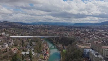 İsviçre 'nin Bern kentinin havadan görünüşü, Alpler' in arka planında, Turkuaz Aare nehri üzerindeki Kirchenfeldbrucke köprüsüne ev sahipliği yapıyor..