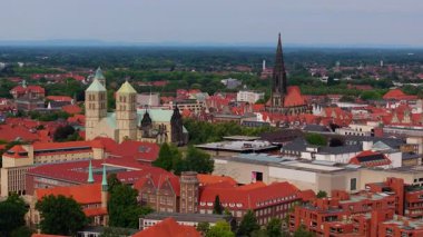 Almanya 'nın Munster kentindeki kameralar St. Lamberti kilisesi ve Katedral' in ikonik mimarisini gösteriyor. Munster, Almanya 2.2.24