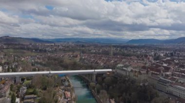 Berns 'in tarihi manzarasını yakalayan hava manzarası, İsviçre mimari mirası ve İsviçre Alpleri ile Aare Nehri' ni geçen Kirchenfeldbrucke köprüsünü ortaya çıkardı..