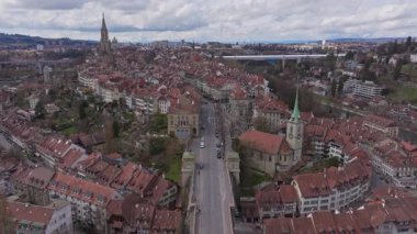Berns UNESCO tarafından sergilenen hava manzarasında, Aare Nehri yakınlarındaki ortaçağ şehir manzarası ve Matte ilçesinin yer aldığı Nydeggbrucke köprüsünün yer aldığı eski kasaba listelendi..