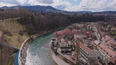 Bern 'ün tarihi Matte bölgesinin yanında akan Aare Nehri' nin hava manzarası ışıl ışıl bahar güneşinin altında İsviçre 'nin büyüleyici kentsel manzarasını gözler önüne seriyor..