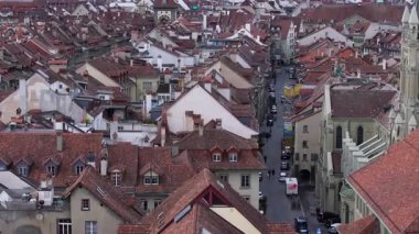 Çatı katları, Aziz Peter ve Paul Kilisesi 'nin taş kulesi, yüksek görüş açısına sahip İsviçre mimari manzarasından yükselen tarihi Bern şehri..